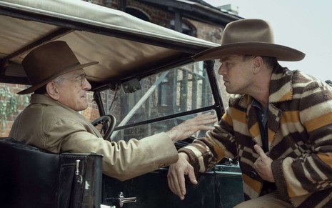 Robert De Niro e Leonardo DiCaprio se encaram em cena de Killers of the Flower Moon, filme do Apple TV+