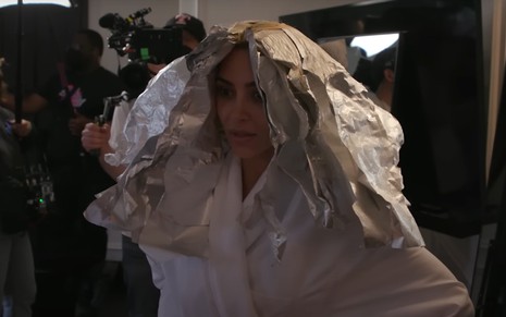 Kim Kardashian com papel alumínio e produto descolorante na cabeça