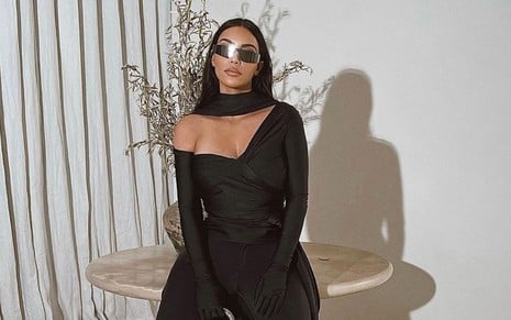 Imagem de Kim Kardashian de preto e óculos escuros