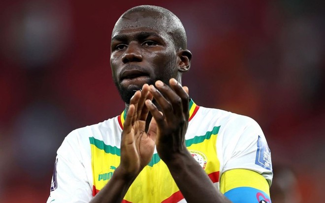 Koulibaly, de Senegal, em campo pela seleção com uniforme branco com detalhes amarelos, verdes e vermelhos