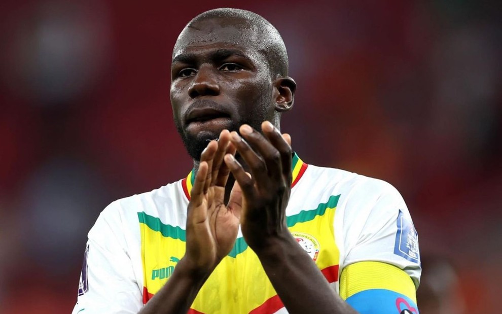 Koulibaly, de Senegal, em campo pela seleção com uniforme branco com detalhes amarelos, verdes e vermelhos