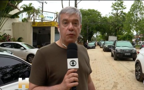 Roberto Kovalick com microfone da Globo em mãos