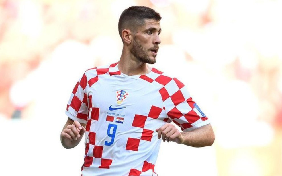 Andrej Kramaric, da Croácia, em campo com uniforme quadriculado vermelho e branco