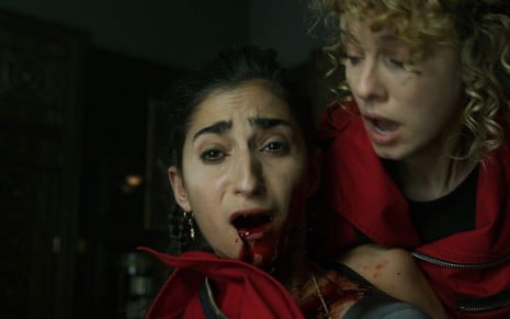 Alba Flores e Esther Acebo em cena da quarta temporada de La Casa de Papel