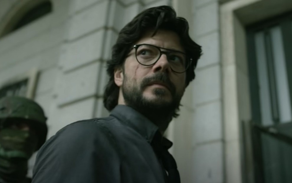 Álvaro Morte em cena da quinta temporada da série La Casa de Papel