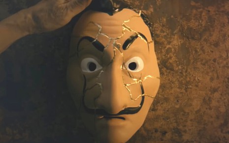 Máscara de personagem de La Casa de Papel em vídeo divulgado pela Netflix no YouTube