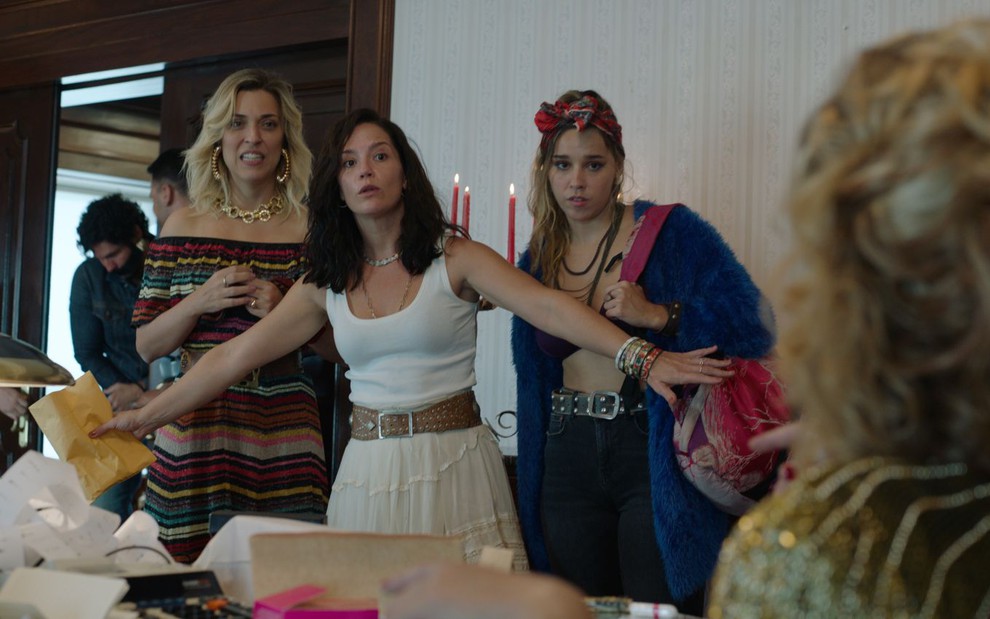 Julia Rabello, Natália Lage e Thati Lopes têm expressões de surpresa em cena do filme La Situación