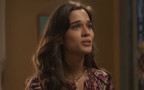 Theresa Fonseca com expressão angustiada em cena como Labibe na novela Mar do Sertão