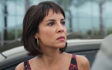 Andréia Horta com expressão séria em cena como Lara na novela Um Lugar ao Sol