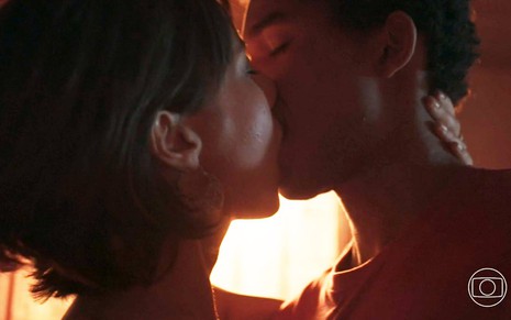 Atriz Andréia Horta beija ator Juan Paiva em cena de Um Lugar ao Sol