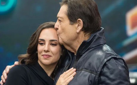 Lara Silva recebe um beijo do pai, Fausto Silva