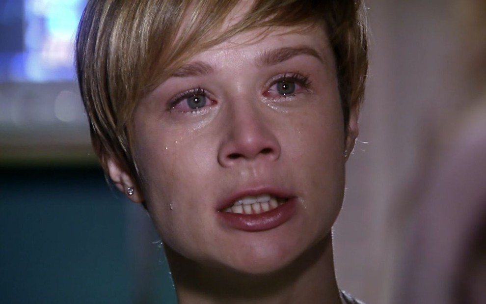 A atriz Mariana Ximenes como Lara em A Favorita; ela está chorando e olhando para o lado com cara de raiva