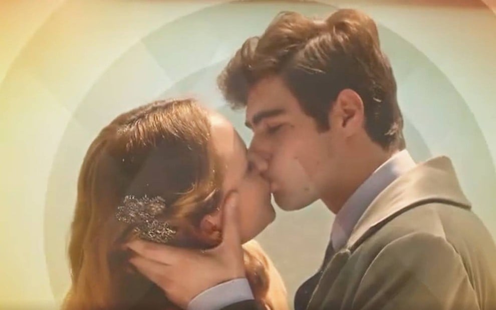 Larissa Manoela e Rafael Vitti se beijam em cena de Além da Ilusão