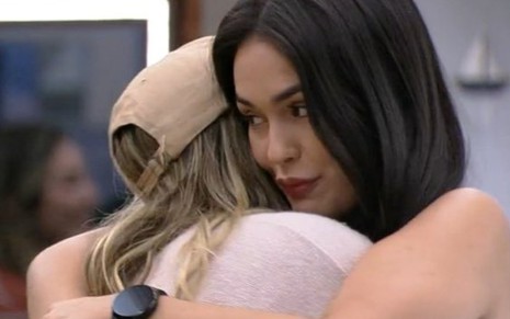 Larissa Santos abraça Bruna Griphao no BBB 23