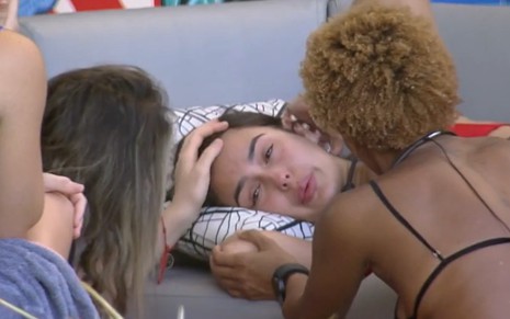 Larissa Santos chora e é consolada por Amanda Meirelles, Bruna Griphao e Aline Wirley no BBB