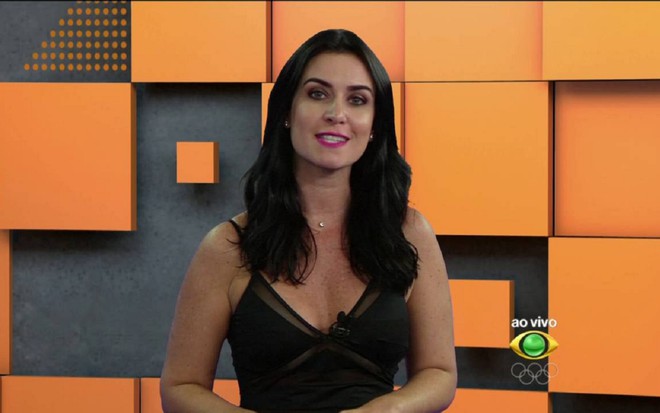 Larissa Erthal com vestido preto nos estúdios do Terceiro Tempo