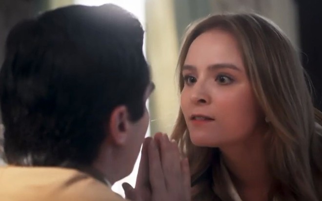 Isadora (Larissa Manoela) tem expressão de raiva em cena de Além da Ilusão, novela das seis da Globo