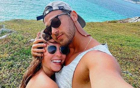 Larissa Manoela é abraçada por André Luiz Frambach em foto publicada no Instagram