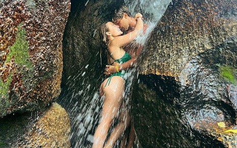 Larissa Manoela e André Luiz Frambach em foto na cachoeira
