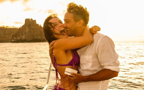Larissa Manoela e André Luiz Frambach ficaram noivos durante viagem a Fernando de Noronha