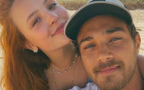 Larissa Manoela e André Luiz Frambach estão abraçados, lado a lado, em selfie publicada nas redes sociais