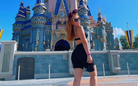Fotos de Larissa Manoela em visita aos parques da Disney