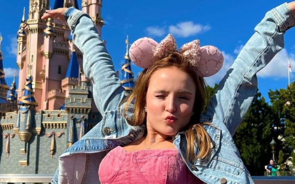 Larissa Manoela usa tiara da Minnie e posa com castelo da Disney ao fundo