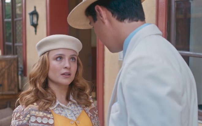 Isadora (Larissa Manoela) conversa com Joaquim (Danilo Mesquita) em cena da novela Além da Ilusão