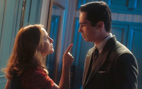 Isadora (Larissa Manoela) está com o dedo indicador erguido e apontado para Joaquim (Danilo Mesquita) na novela Além da Ilusão
