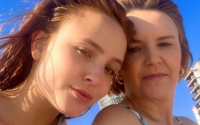 Larissa Manoela e Silvana Santos juntas em foto na praia