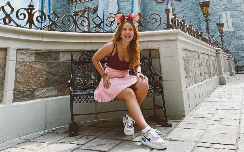 Larissa Manoela no Magic Kingdom, parque temático da Disney, em julho de 2021