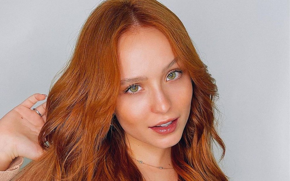Larissa Manoela faz carão em foto para seu Instagram; ela tem cabelos ruivos