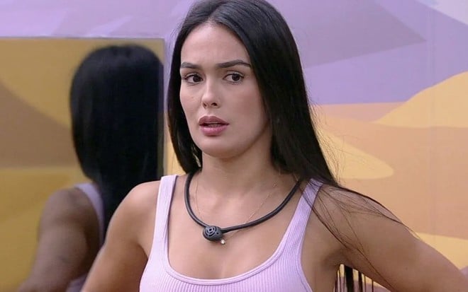 Larissa Santos no BBB 23 com um top rosa e cara de surpreso