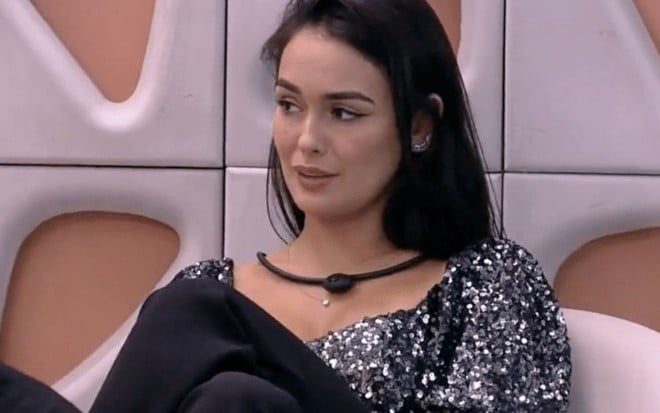 Larissa Santos sentada na área externa do BBB 23