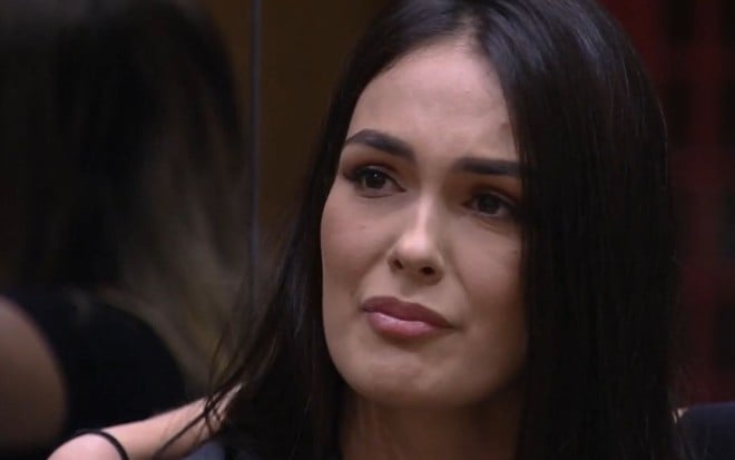 Close na cara de Larissa Santos durante o discurso de eliminação, com cara de choro