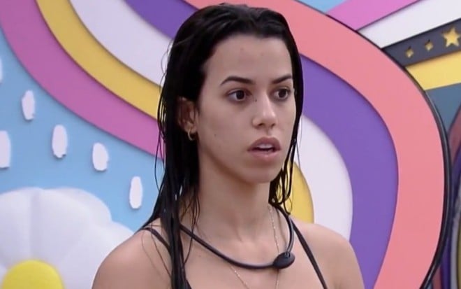 Larissa Tomásia conversa com participantes no quarto Lollipop do BBB 22