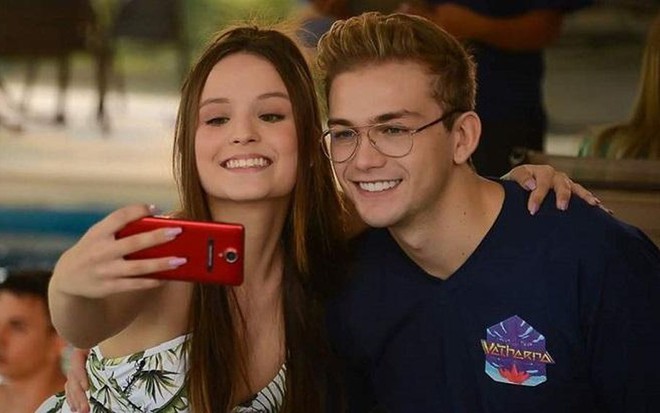 A atriz Larissa Manoela e o ator Vincenzo Richy como Mirela e Vinícius em As Aventuras de Poliana; eles estão abraçados tirando uma selfie e sorrindo