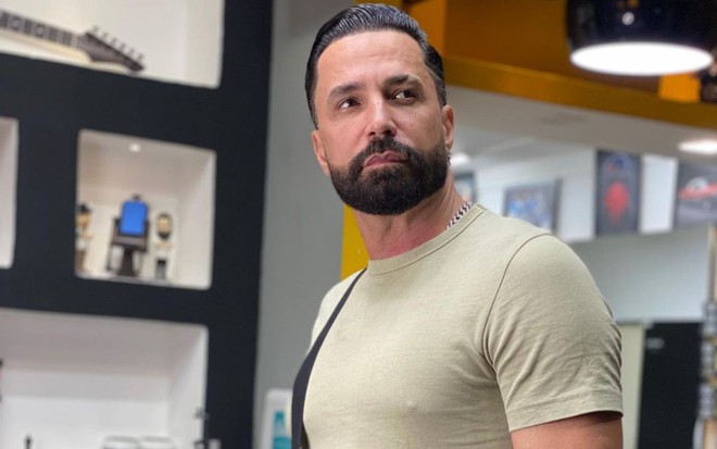 Imagem de Latino de camiseta bege
