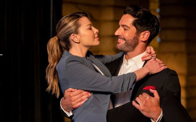 Lauren German e Tom Ellis em cena de Lucifer