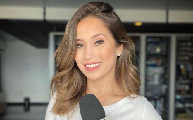 A repórter Laurene Santos se prepara para entrar ao vivo na TV Vanguarda, afiliada da Globo