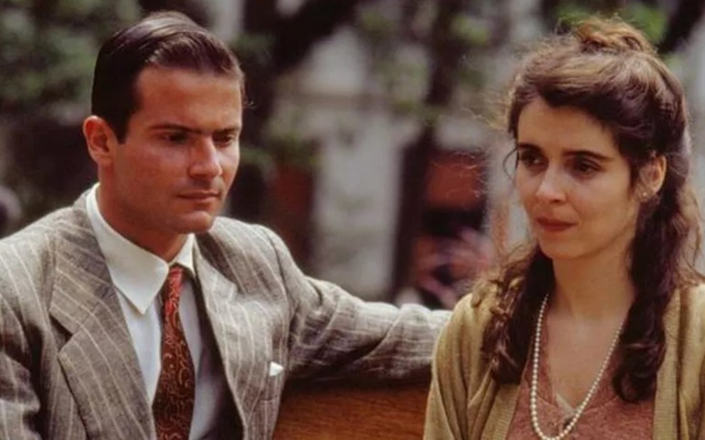Lauro Corona com Deborah Evelyn em cena da novela Vida Nova (1988), ambos com roupas de época, sentados lado a lado
