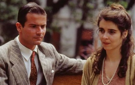Lauro Corona com Deborah Evelyn em cena da novela Vida Nova (1988), ambos com roupas de época, sentados lado a lado
