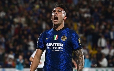 Lautaro Martínez, da Inter de Milão, comemora e veste uniforme azul e preto