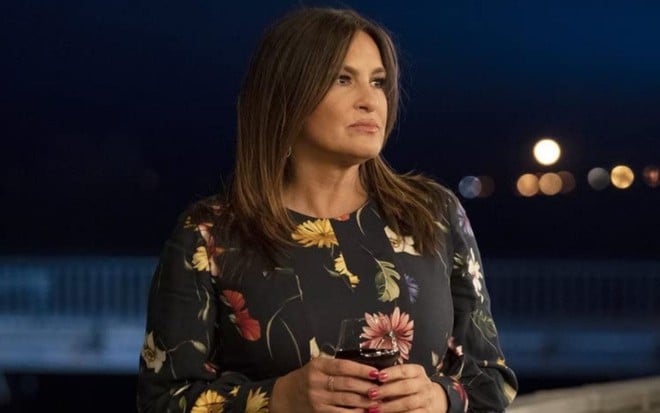 Mariska Hargitay com um copo na mão em cena da 22ª temporada de Law & Order: SVU