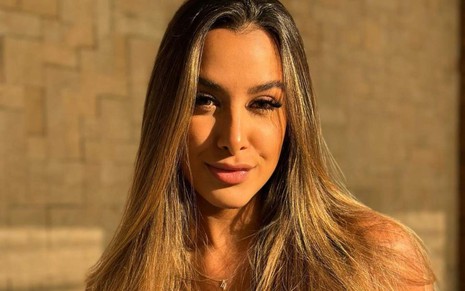 A ex-bailarina do Faustão Layssa Souza em foto publicada no Instagram, com sol no rosto, expressão séria