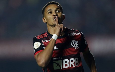 Lázaro, do Flamengo, com dedo sobre a boca com uniforme listrado vermelho e preto