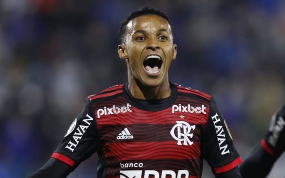 Lázaro, do Flamengo, comemora gol vestindo uniforme listrado vermelho e preto
