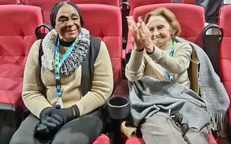 Léa Garcia e Laura Cardoso sentadas nas cadeiras de um cinema no Festival de Cinema de Gramado