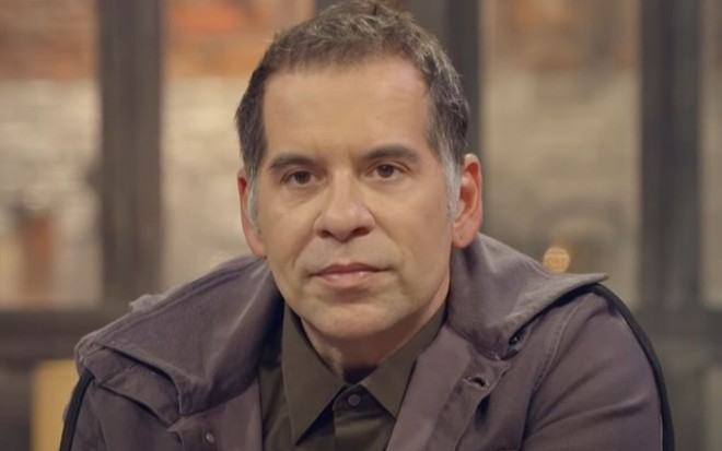 Leandro Hassum olha pra frente durante o programa Tá Pago, da TNT