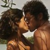 Montagem com Leandro Lima e cena de beijo entre Julia Dalavia e José Loreto em Pantanal